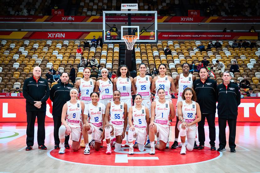 La Selección Nacional de baloncesto femenino junto al personal técnico previo al partido contra Francia en el clasificatorio olímpico.