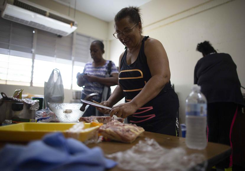 En la foto, Gisela Súarez Fuentes del barrio Comunidad Los Vizcarrondos, cocina en el primer COE comunitario que se desarrolló por líderes de distintas comunidades de Loíza. (Teresa Canino)