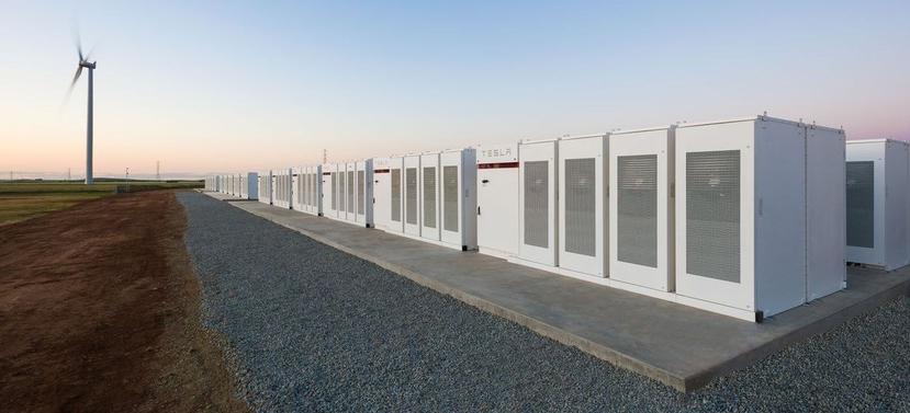 La batería almacenará el exceso de energía creada por las turbinas eólicas. (Tesla)