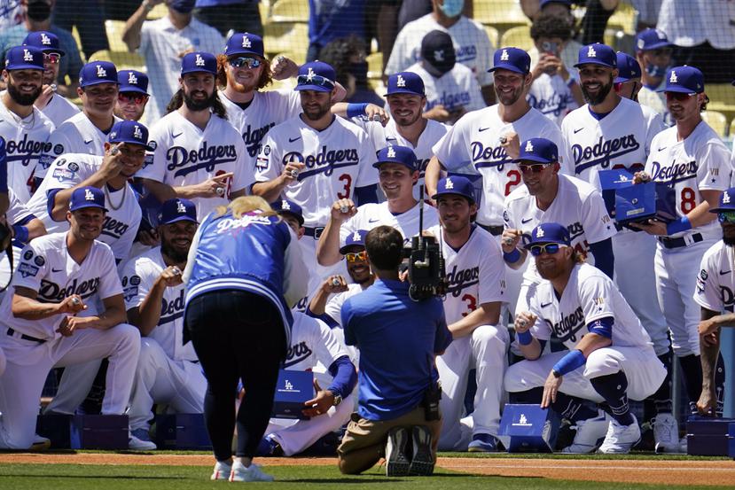 Los integrantes de los Dodgers posan con sus anillos de campeonato de Serie Mundial en el terreno del Dodger Stadium.