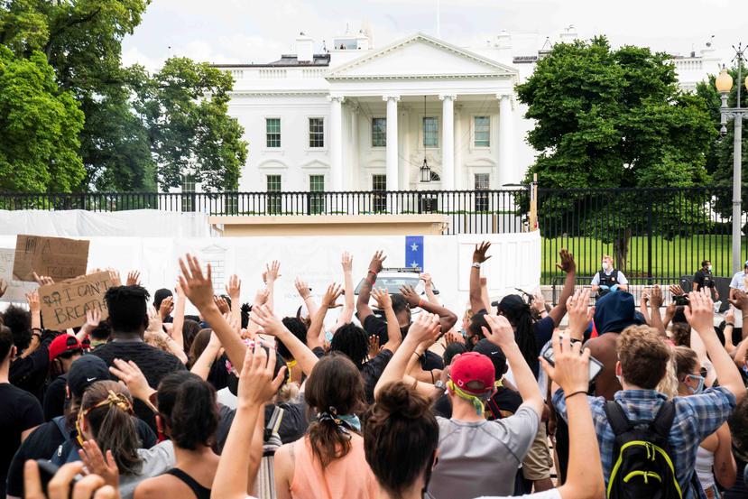 Manifestantes frente a la Casa Blanca protestan en repudio al asesinato de George Floyd a manos de un policía. (AP)