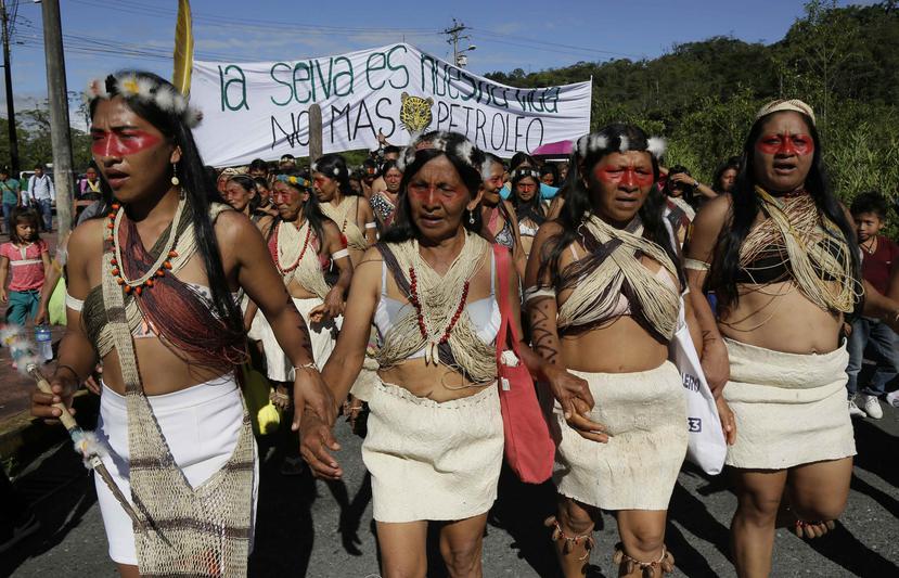 Indígenas de la etnia Waoranis marchan a un juzgado para asistir al fallo de una demanda presentada en contra del Ministerio de Recursos Naturales No Renovables por abrir concesiones petroleras en sus tierras ancestrales, en Puyo, Ecuador, el viernes 26 d