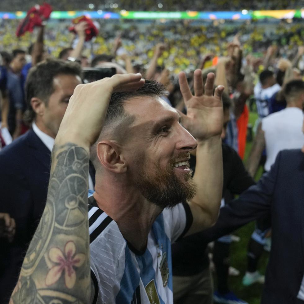 Lionel Messi celebra la victoria 1-0 contra Brasil en el Maracaná.