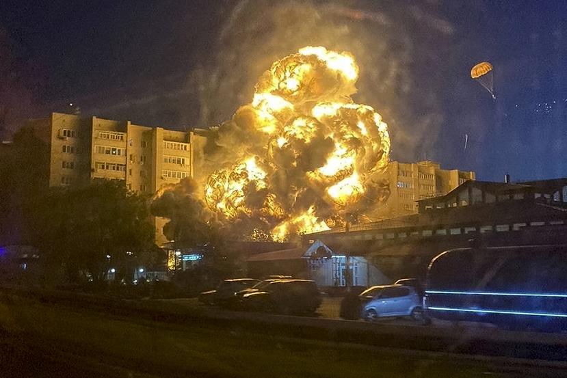 En esta imagen, distribuida por el canal de Telegram Kooperativ, una bola de fuego y humo sale del lugar donde se estrelló un avión de combate, en una zona residencial de Yeysk, Rusia.