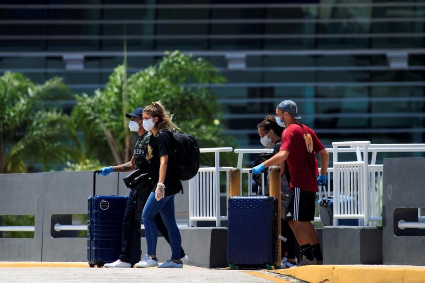 Muchos pasajeros que llegan al aeropuerto internacional Luis Muñoz Marín se niegan a hacerse la prueba de coronavirus, según explicó el ayudante general de la Guardia Nacional, José Reyes.