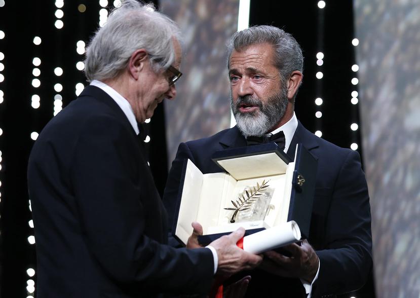 El actor estadounidense Mel Gibson (d) entrega la Palma de Oro al director británico Ken Loach (i). (EFE)