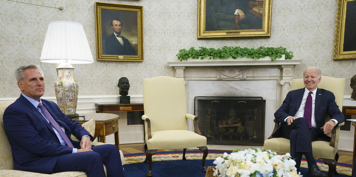El presidente Joe Biden, a la derecha, y el presidente de la Cámara de Representantes de Estados Unidos Kevin McCarthy sostuvieron una reunión telefónica esta tarde.
