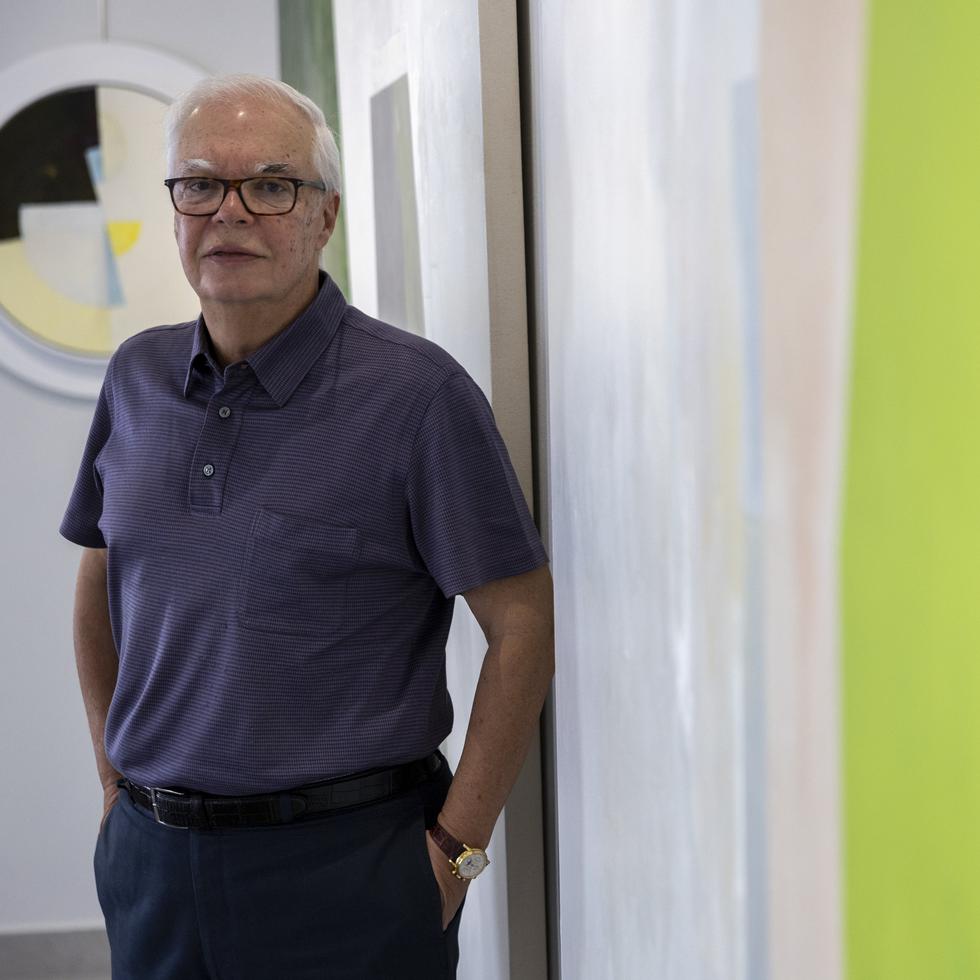 Jose Alegría, organizador de la exposición de obras de los maestros del arte abstracto en Puerto Rico como Luis Hernández Cruz, Wilfredo Chiesa y Carmelo Fontánez.