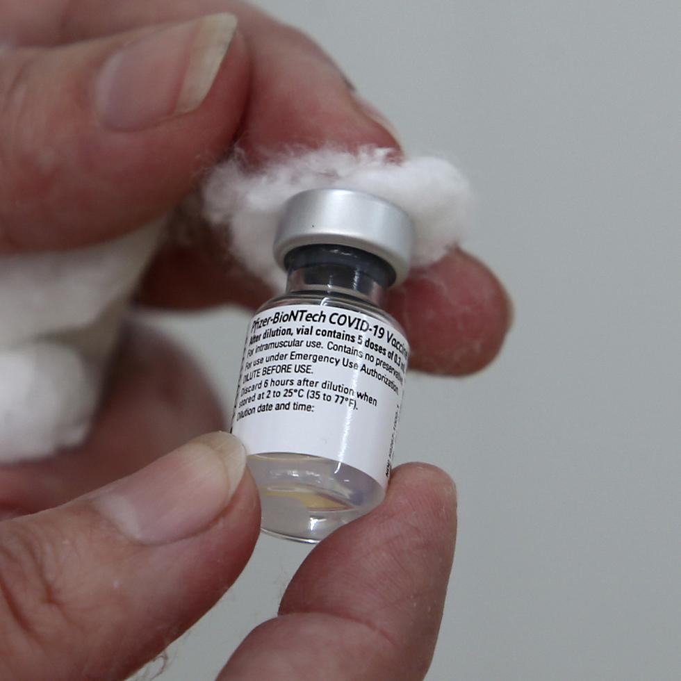 Una enfermera prepara una dosis de la vacuna de Pfizer/BioNTech.