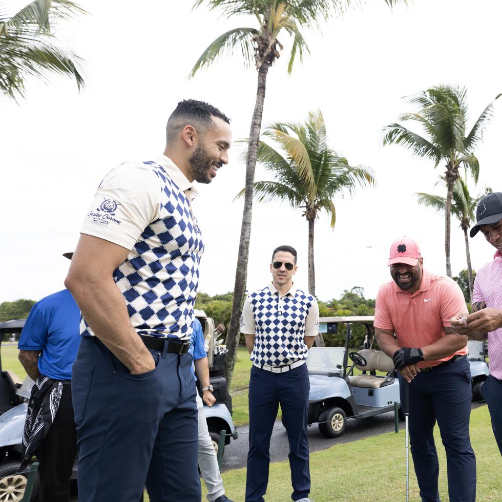 Carlos Correa, a la izquierda, viajó a la isla para un evento benéfico de golf de su fundación en Río Grande.