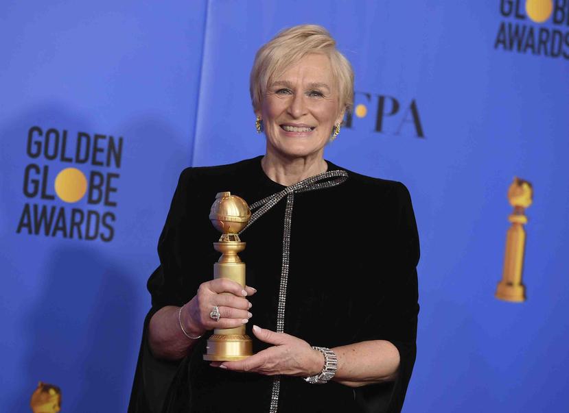 La actriz Glenn Close posa con su galardón a mejor actriz en una película por "The Wife", en la ceremonia 76 de los Globos de Oro. (AP)