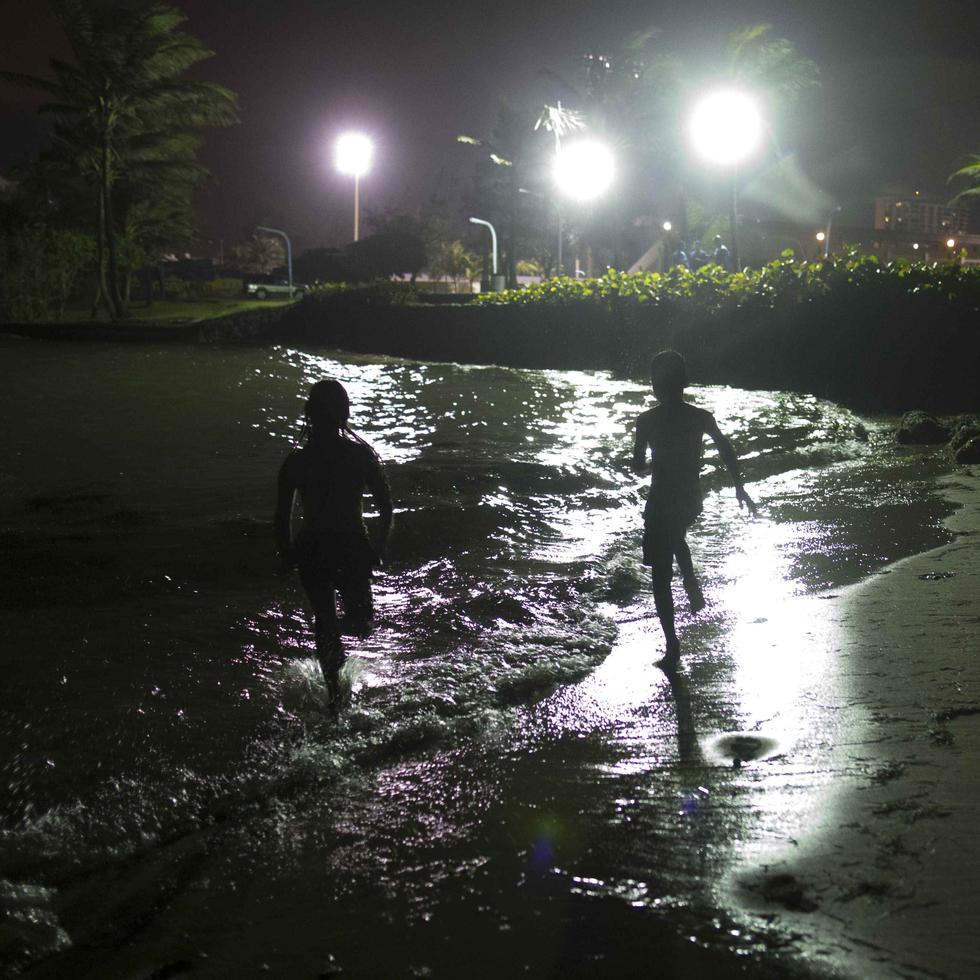 La costumbre en la Noche de San Juan es que las personas suelen lanzarse de espaldas 12 veces en el agua.