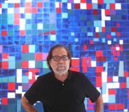 Luis Hernández Cruz ante su obra “Mi catedral de la abstracción”, acrílico sobre tela.