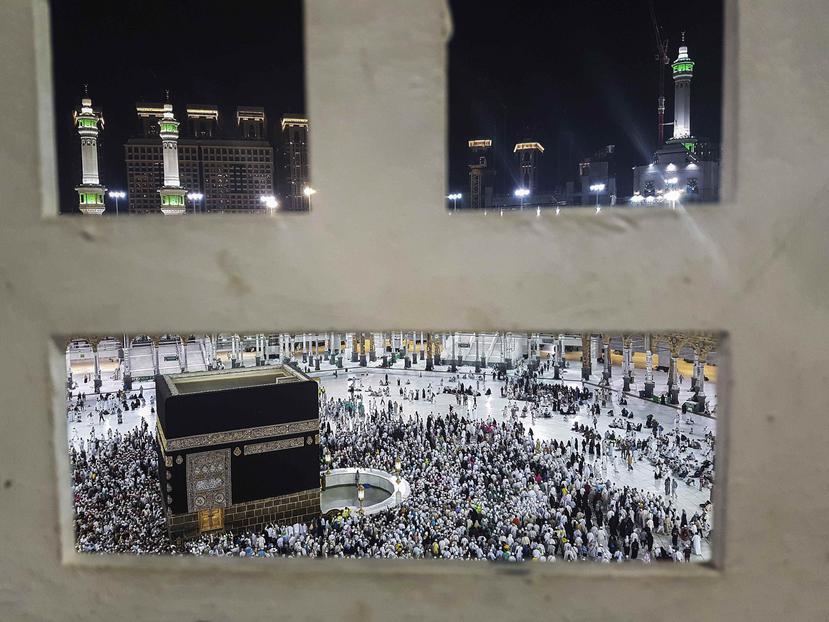 Numerosos peregrinos completan las vueltas a la "Kaaba" en el centro de la Gran Mezquita de La Meca, en Arabia Saudí. (Archivo / EFE)
