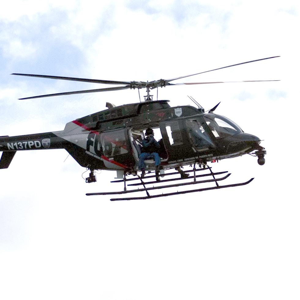 Un helicóptero de las Fuerzas Unidas de Rápida Acción de la Policía asiste en la búsqueda de Bryant Vélez, de 35 años de edad, que fue reportado como desaparecido en el área de Playa Escondida en Fajardo.