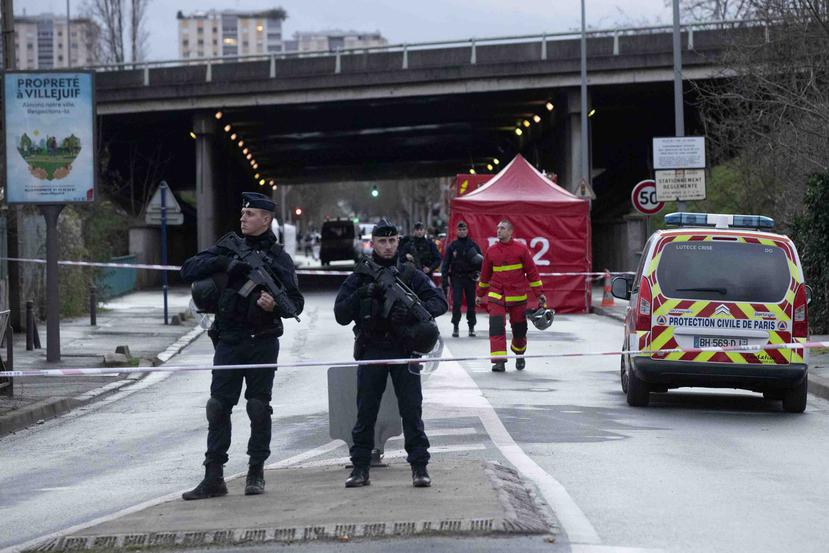 Agentes de la policía antimotines resguardan el área después de que un hombre agrediera a transeúntes el viernes 3 de enero de 2020 en Villejuif, un suburbio al sur de París. (AP/Michel Euler)