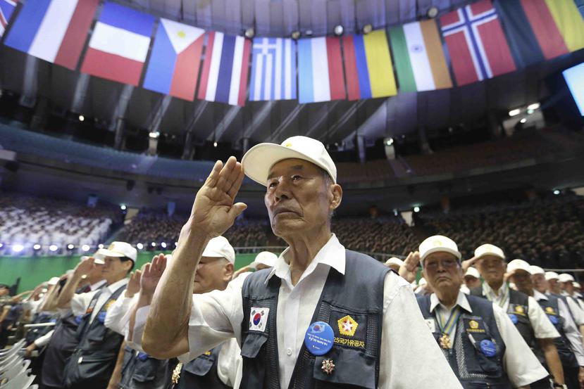 Veteranos surcoreanos durante la ceremonia del saludo que marcó el inicio de la celebración del aniversario de la Guerra de Corea. (AP)