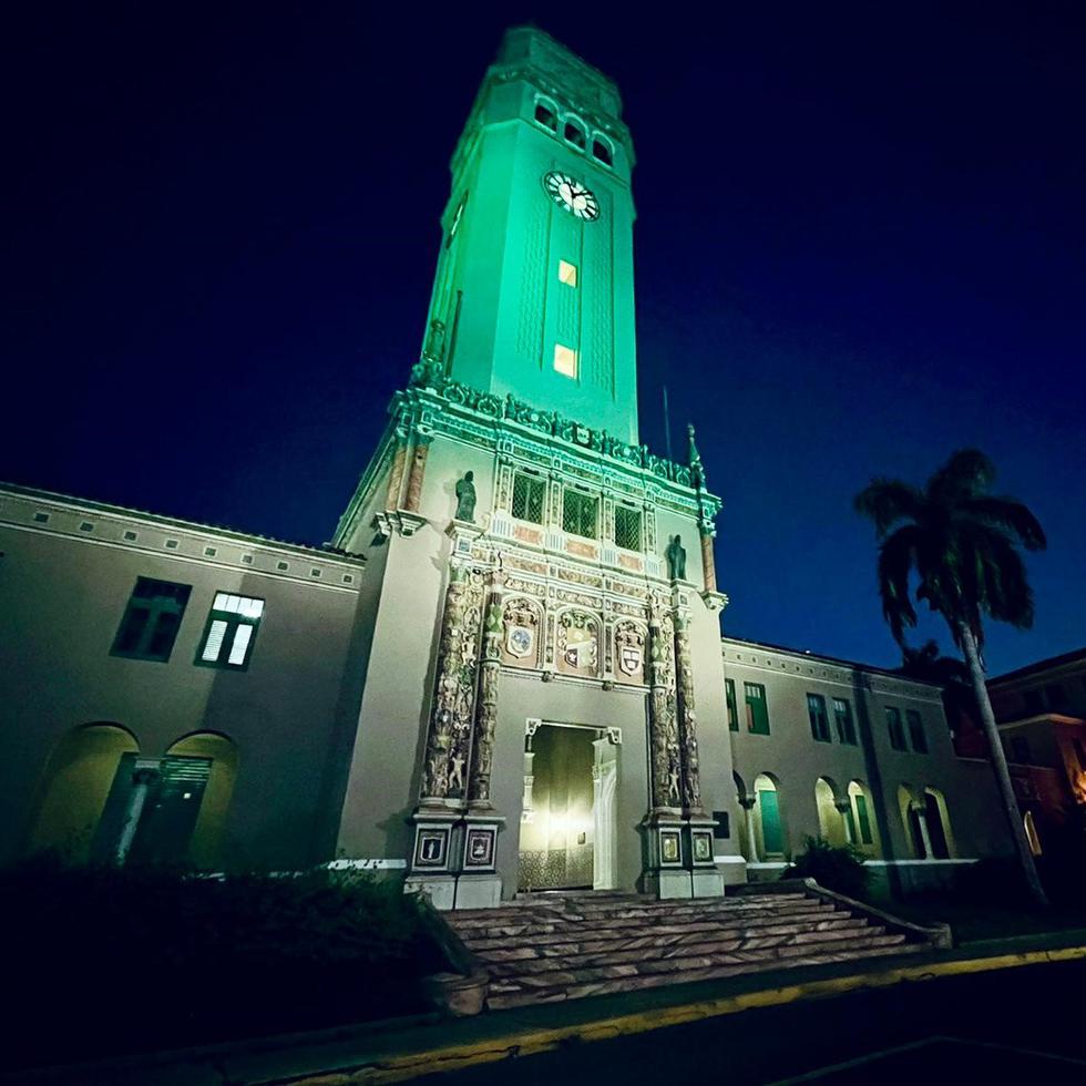 Más de 15 estructuras a través de la isla, como la icónica torre de la Universidad de Puerto Rico en Río Piedras, se han iluminado del característico color verde azulado (teal) durante Enero, Mes de Concienciación del Cáncer Cervical.