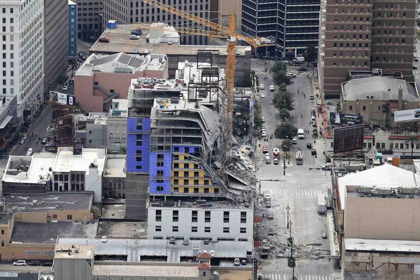 El Hard Rock Hotel, que estaba en construcción, tras colapsar en Nueva Orleans. (AP/Gerald Herbert)