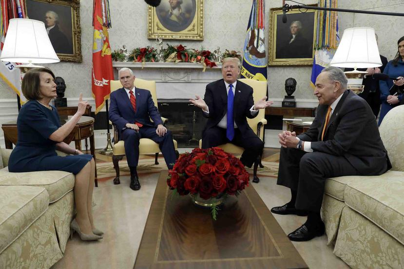 El presidente Donald Trump se reúne con el líder de la minoría del Senado, Chuck Schumer, Nueva York, y la nueva presidenta de la Cámara de Representantes, Nancy Pelosi, California, en la Oficina Oval de la Casa Blanca. (AP)