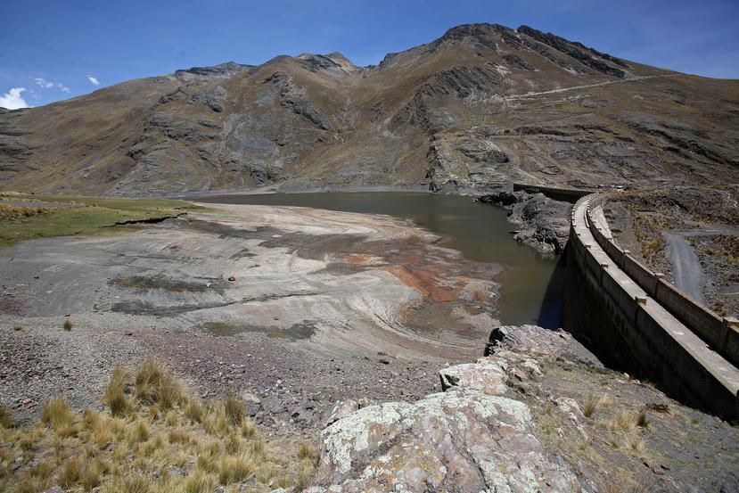 La represa de Hampaturi en La Paz, Bolivia, está casi vacía por la sequía, para la que no se planificó con anticipación, dejando a cientos de miles de personas sin agua. (EFE / MARTIN ALIPAZ)