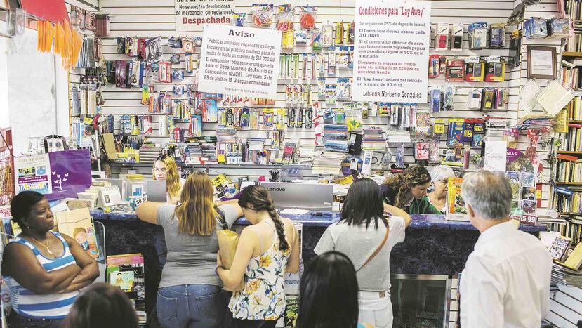 Decenas de padres y madres compran libros de texto en esta foto de archivo en la librería Norberto González. (GFR Media)