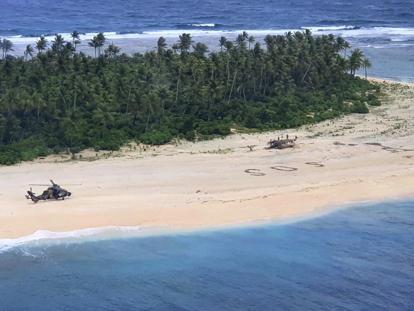 Un helicóptero de las fuerzas aéreas en Australia llevan comida y agua a los hombres varados en una isla en el Pacífico.