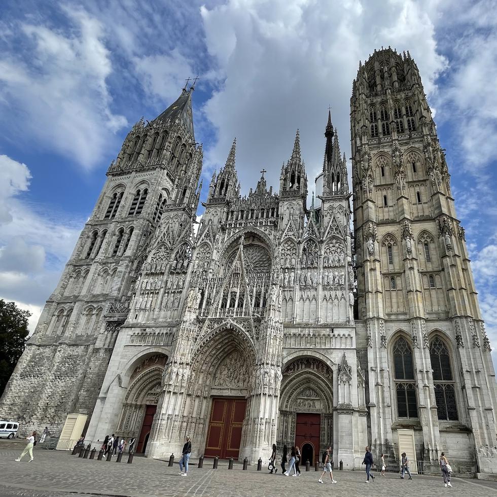 Fachada de su imponente catedral gótica, la Notre Dame de Rouen.