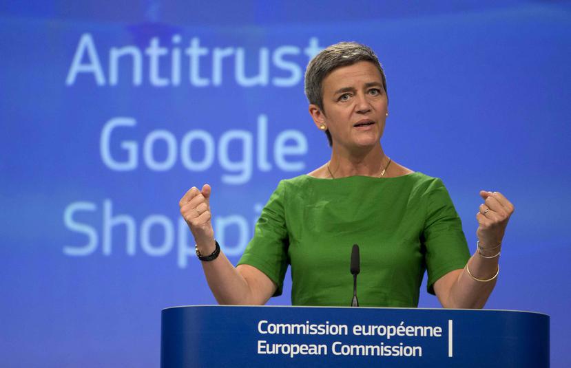 La comisionada de la UE para la competencia, Margrethe Vestager, habla a la prensa en la sede de la UE en Bruselas, sobre la multa a Google. (AP)