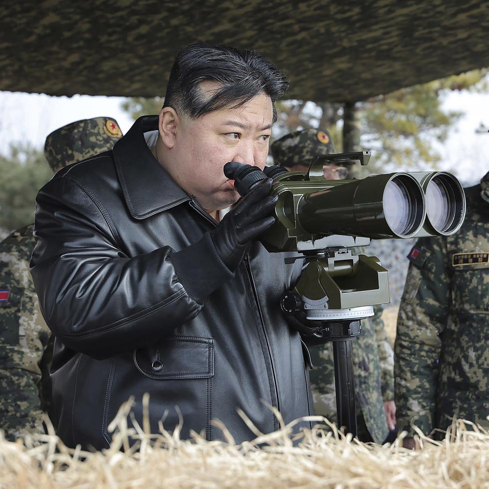 Durante las maniobras militares conjuntas de Estados Unidos y Corea del Sur que finalizaron el jueves, el gobernante norcoreano Kim Jong Un supervisó una serie de ejercicios militares que incluyeron tanques, baterías de artillería y paracaidistas.