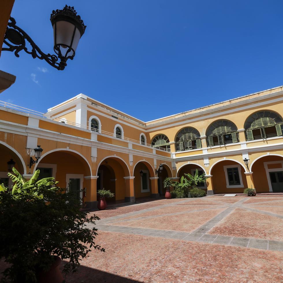 El edificio que alberga  el Instituto de Cultura Puertorriqueña es ejemplo de la majestuosidad del Viejo San Juan, en la ciudad capital.