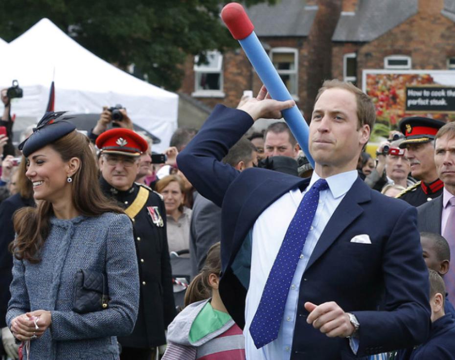 En 2012, el príncipe William visitó -junto a su esposa- Nottingham, en Inglaterra. (AP)