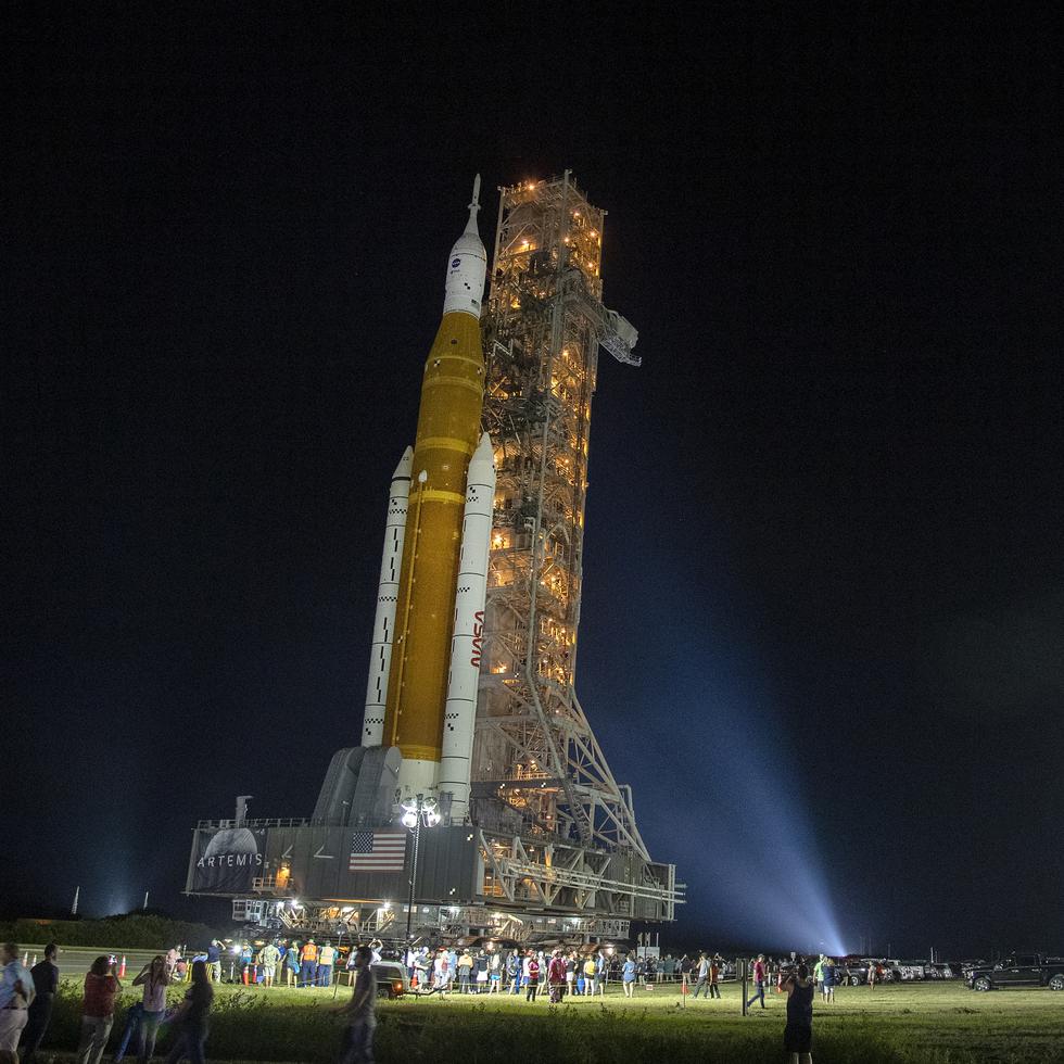 El cohete SLS con cápsula Orion, parte de la misión Artemis 1, siendo transportado desde el Vehicle Assembly Building de la NASA hasta el pad 39B del Centro Espacial Kennedy.