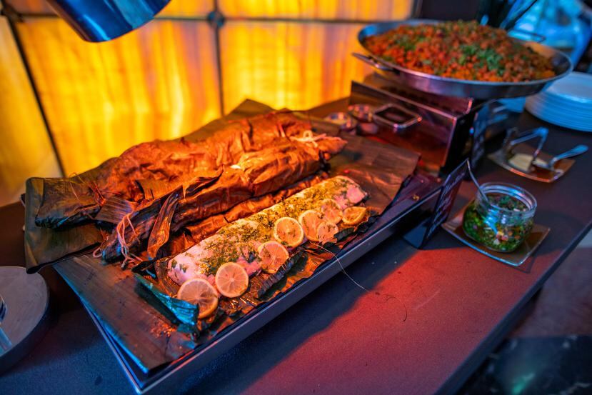 Uno de los atractivos principales de la oferta gastronómica de la gala será sin duda la estación de Plantain Leaf Baked Dorado y Paella con con longaniza, cerdo y gandules