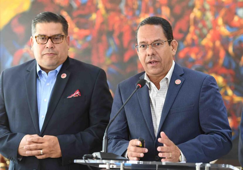 En el podio el legislador Jesús Santa junto al portavoz del Partido Popular Democrático en la Cámara, Rafael "Tatito" Hernández. (GFR Media)