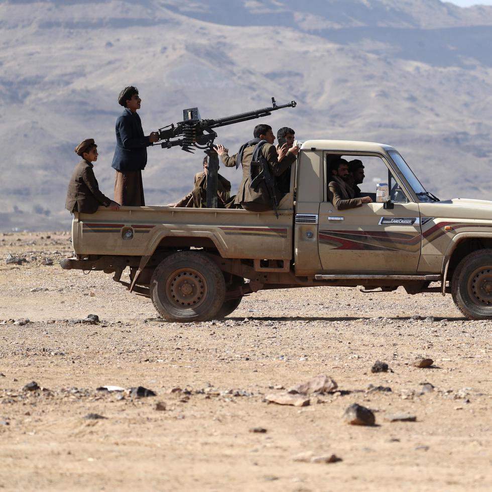 Un vehículos con tropas de los hutíes durante un encuentro para combatientes recientemente reclutados, este 22 de enero de 2024.