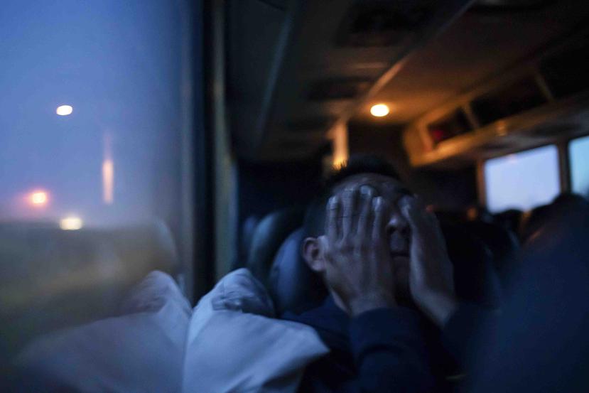 Un pasajero en un autobús frotándose la cara, cerca de Nashville, el 9 de abril de 2019. (Todd Heisler/The New York Times)