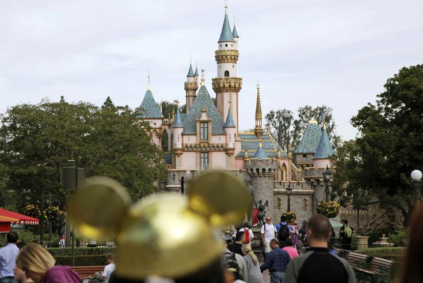 Visitantes caminan cerca del castillo de la Bella Durmiente en el parque temático Disneyland en Anaheim. (AP/Jae C. Hong)