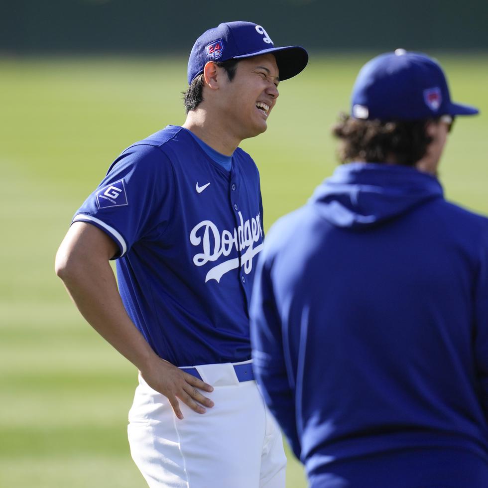 Shohei Ohtani, de los Dodgers, participa de un entrenamiento en Phoenix.