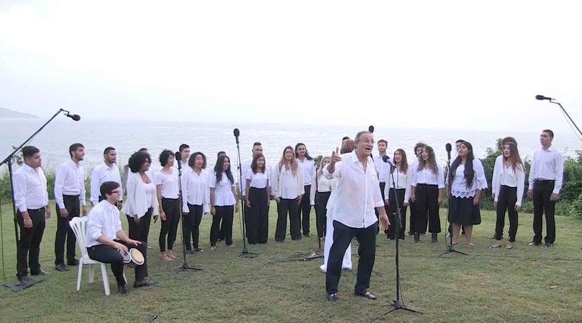 Alberto Carrión y el coro de la Universidad de Puerto Rico, recinto de Cayey, durante la interpretación del "Amanecer borincano".