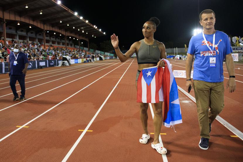 Jasmine Camacho-Quinn -junto a su agente Paul Doyle- saluda a los fanáticos durante el Clásico Internacional de Atletismo de Puerto Rico en el Paquito Montaner de Ponce.