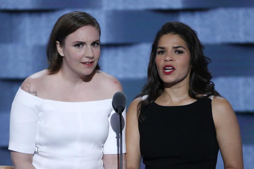 Las actrices estadounidenses América Ferrera (d) y Lena Dunham (i) hablan en el segundo día de la Convención Nacional Demócrata. (Archivo / AP)