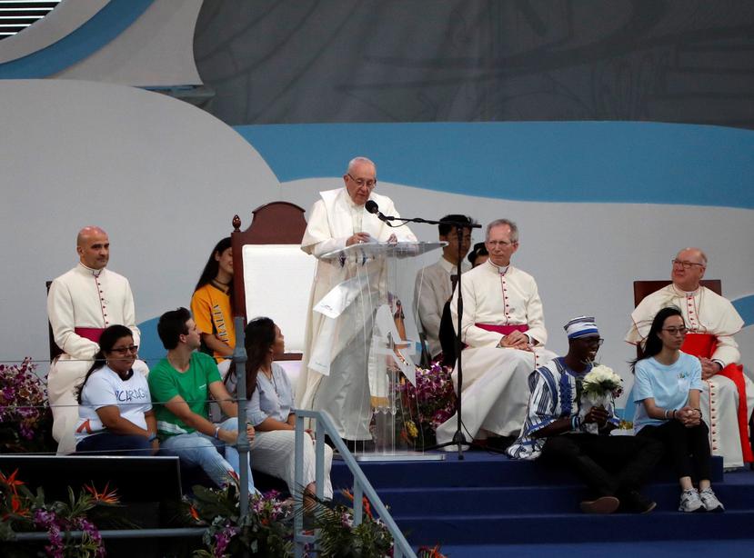El papa Francisco habla durante la ceremonia de acogida de la Jornada Mundial de la Juventud  que se celebra el jueves en el campo Santa María La Antigua, en Ciudad de Panamá. (Agencia EFE)