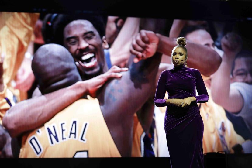 Jennifer Hudson le rinde homenaje en el All-Star a Kobe Bryant y su hija Gianna, que murieron en un accidente de helicóptero el 26 de enero. (AP)