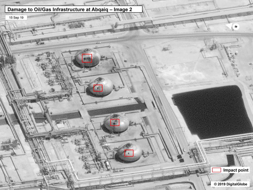 La imagen muestra el daño que sufrió la infraestructura de la planta de refinamiento de petróleo Saudi Aramco en Buqyad. (Gobierno de EE.UU. / Digital Globe vía AP)