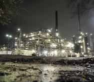 En esta imagen del 5 de abril de 2022 se ve una refinería iluminada en Gelsenkirchen, Alemania.(AP Foto/Martin Meissner, Archivo)