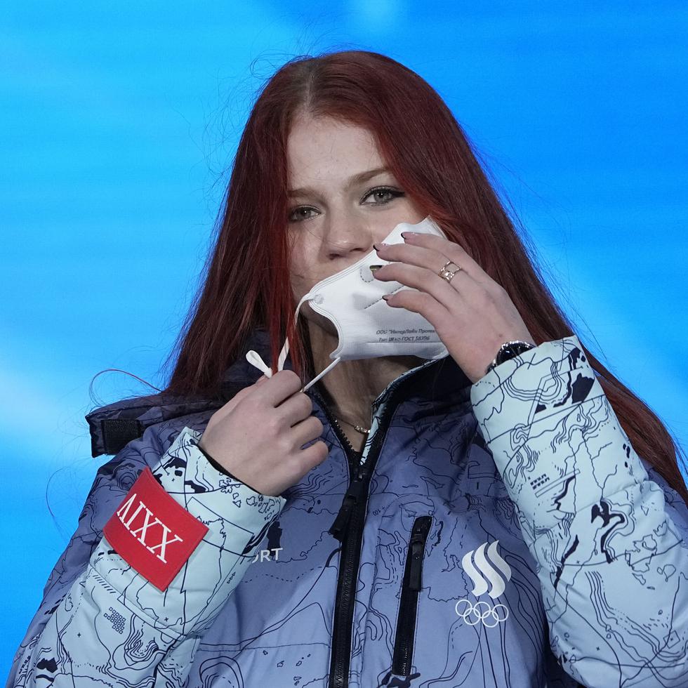 La medallista de plata del patinaje artístico, la rusa Alexandra Trusova, se remueve su mascarilla durante la ceremonia de premiación. Esta expresó su frustración luego de la final.