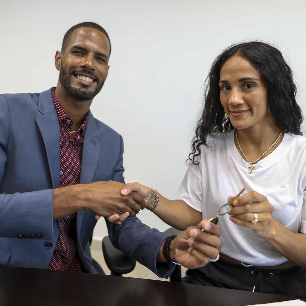 El exatleta Javier Culson, al presente agente de bienes raíces, le entrega a Amanda Serrano la llave de su nuevo hogar en Puerto Rico, al que se mudará la campeona luego de su próxima pelea en Nueva York el 6 de agosto.