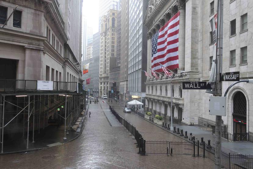 El área de Wall Street frente a la Bolsa de Valores de Nueva York, que típicamente se mantiene concurrida, se muestra vacía en esta foto del pasado 13 de abril. (AP Photo/Ted Shaffrey)