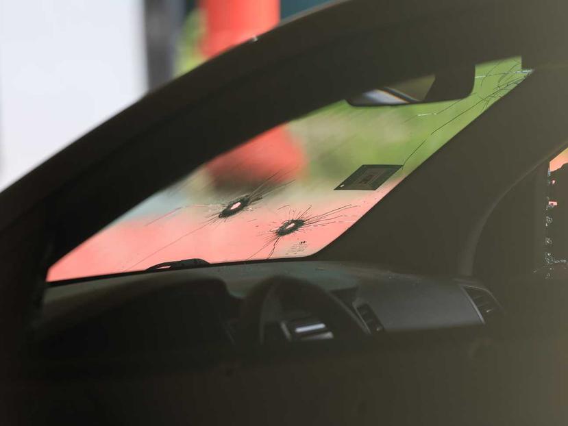 En el vehículo se pueden observar múltiples impactos de bala, tanto en la puerta del lado izquierdo del conductor como en el cristal posterior y frontal